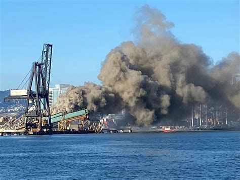 Fire causes heavy smoke near Port of Oakland